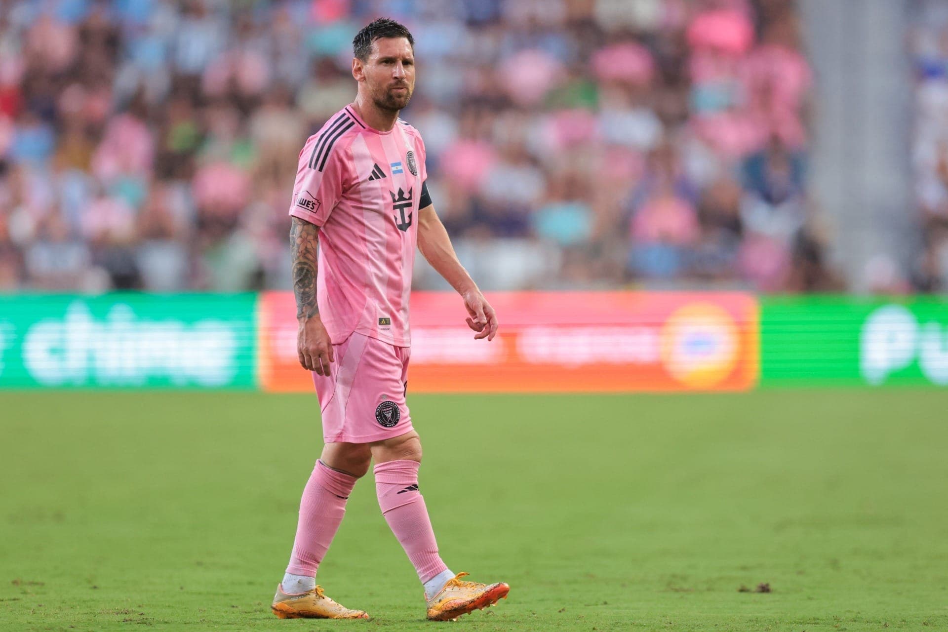 Camisa 10 deixou o campo mais cedo em vitória do Inter Miami após levar a mão à coxa esquerda