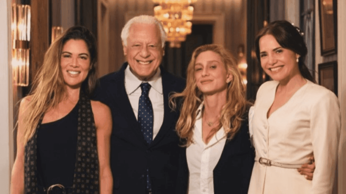 Amora Mautner com elenco de 'Quem Ama Cuida'