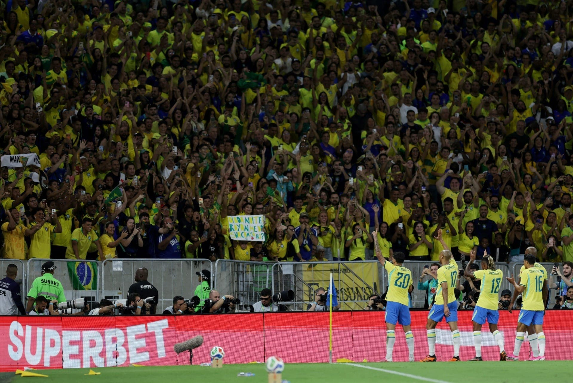 Paquetá comemora gol com a torcida no Maracanã