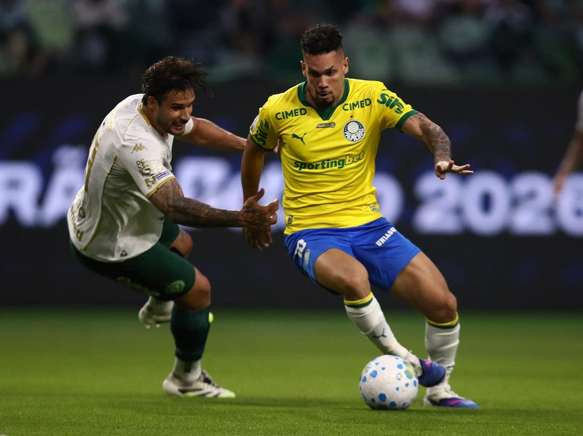 Paulinho em lance contra a Chapecoense