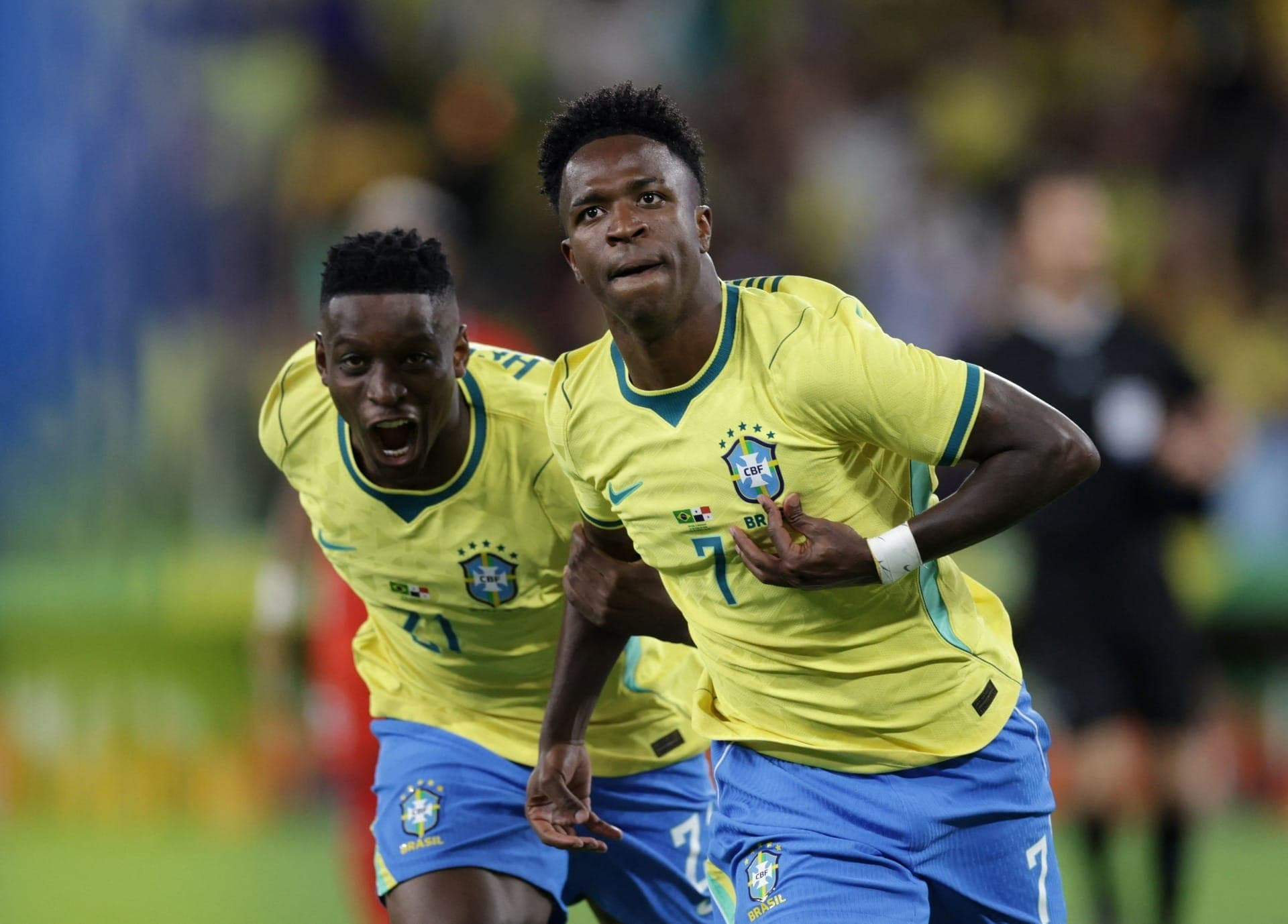 Vini Jr. comemora gol contra o Panamá junto com Luiz Henrique