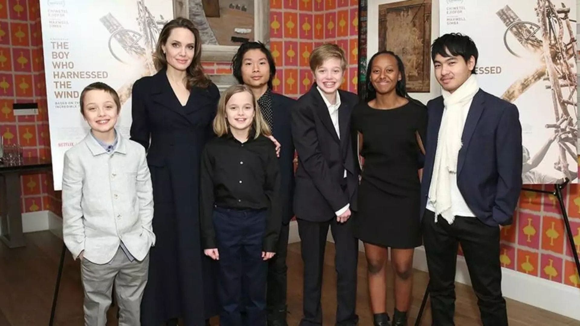 Angelina Jolie com os filhos