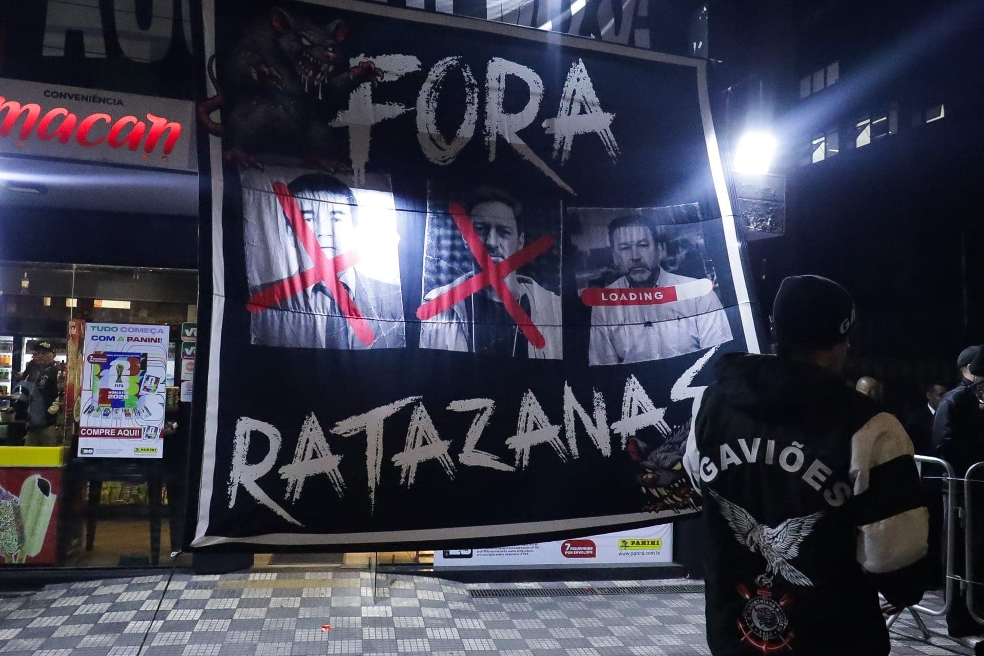 Augusto Melo foi alvo de protestos pela torcida durante a votação de sua expulsão