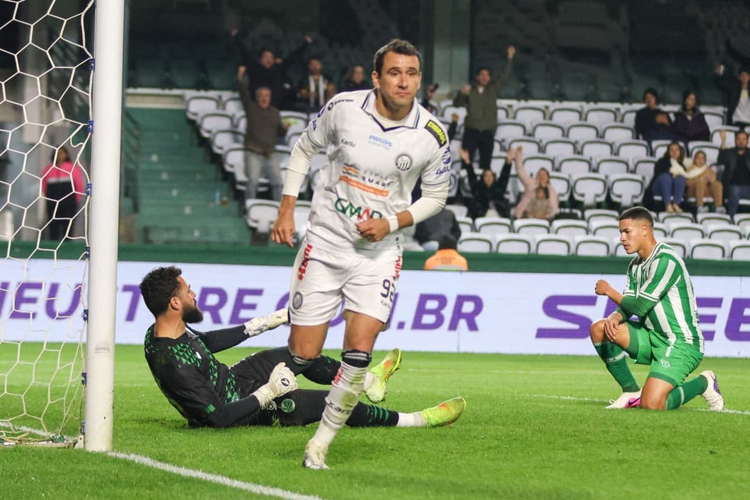 Ex-jogadores do São Paulo fazem gols e colocam time no G6 da Série B