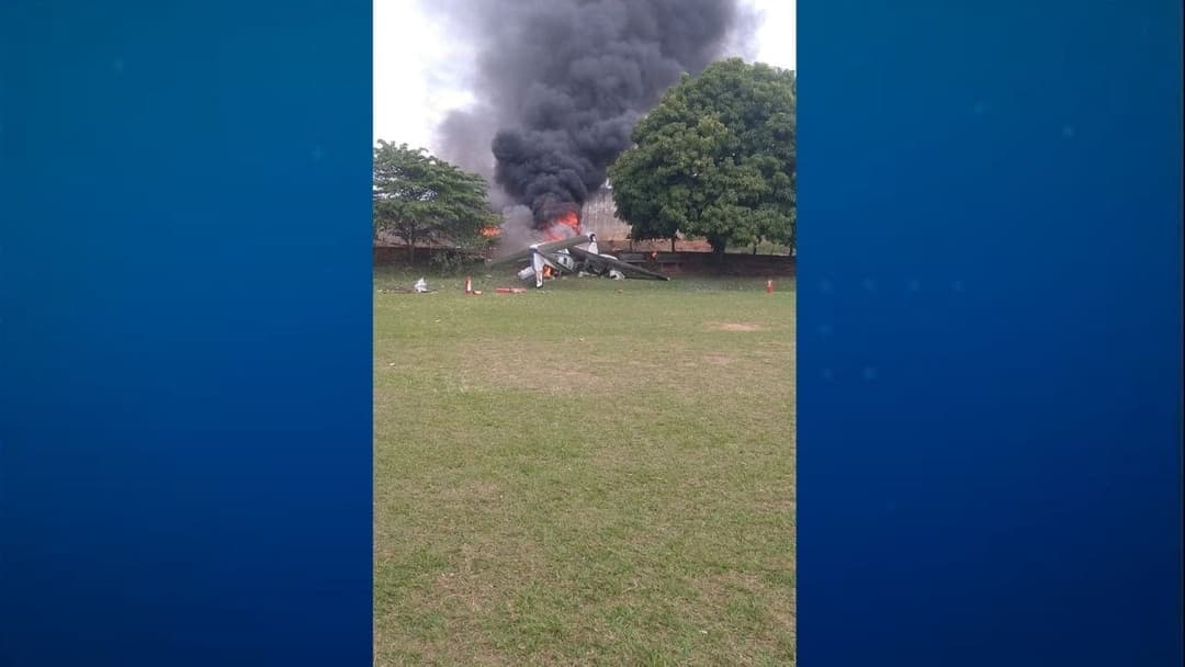 Avião de pequeno porte cai e deixa ao menos dois mortos em Marília (SP)