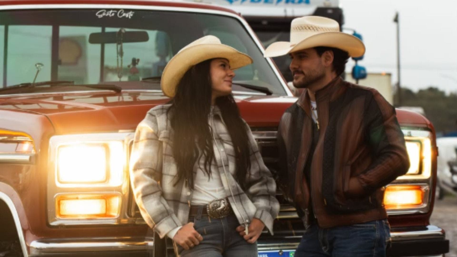 Ana Castela e Rincon em viagem de carro