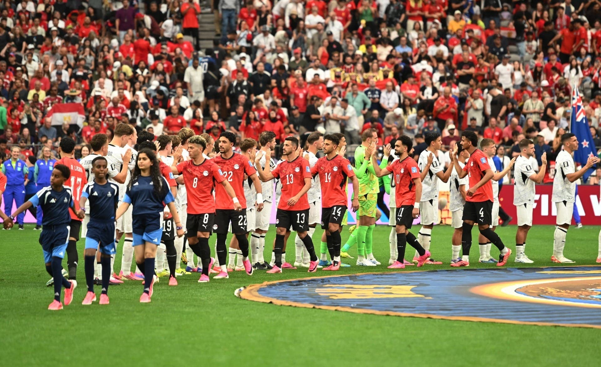 Jogadores se cumprimentam antes da partida. 