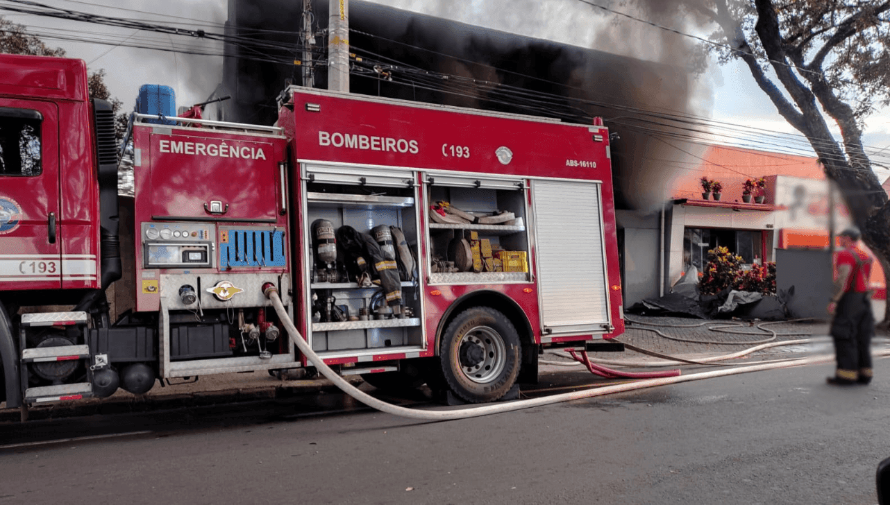 Corpo de Bombeiros atuam no combate as chamas 
