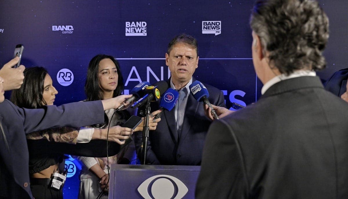 Tarcísio de Freitas chega para o debate na Band
