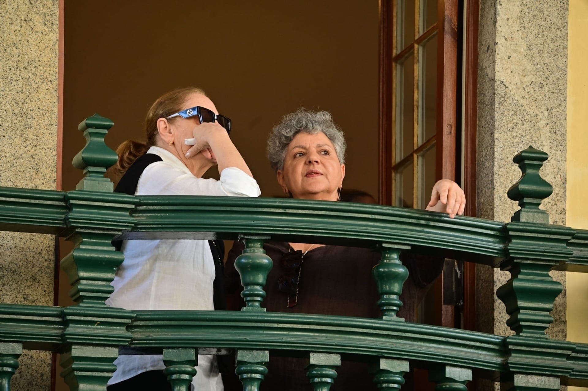 Filhas de Laura Cardoso em velório
