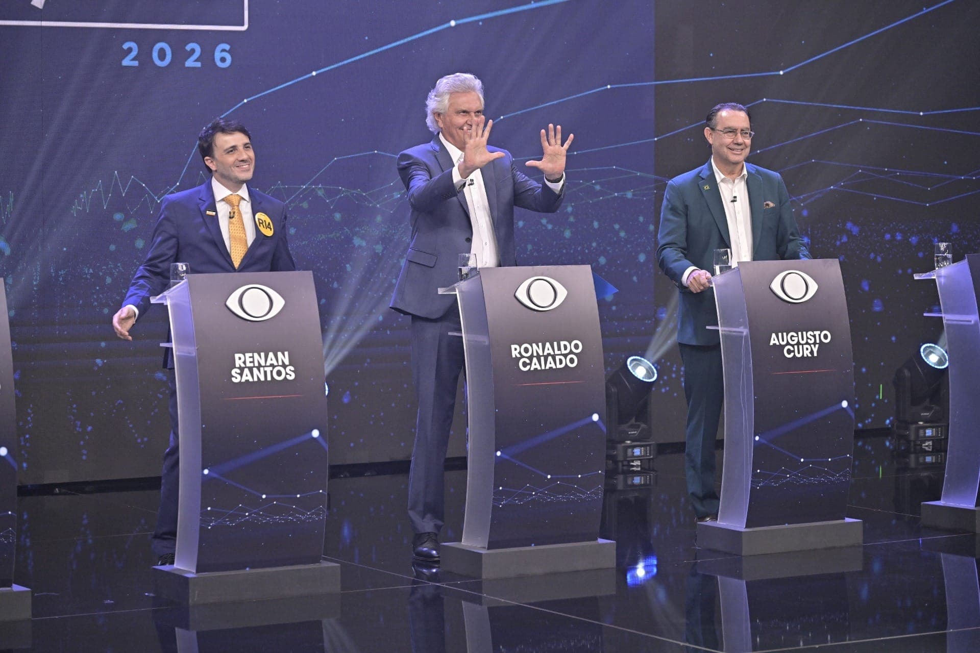 Candidatos posicionados para o debate