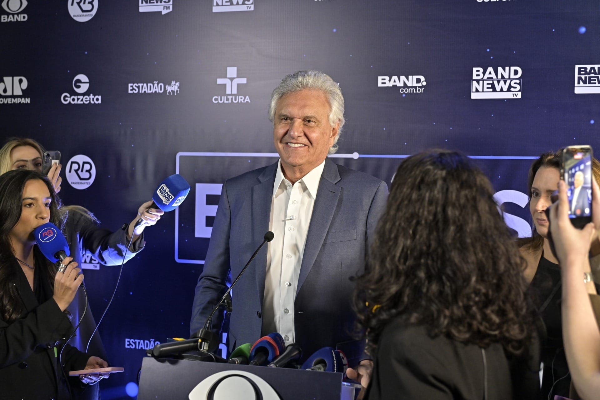 Ronaldo Caiado chega para o debate na Band