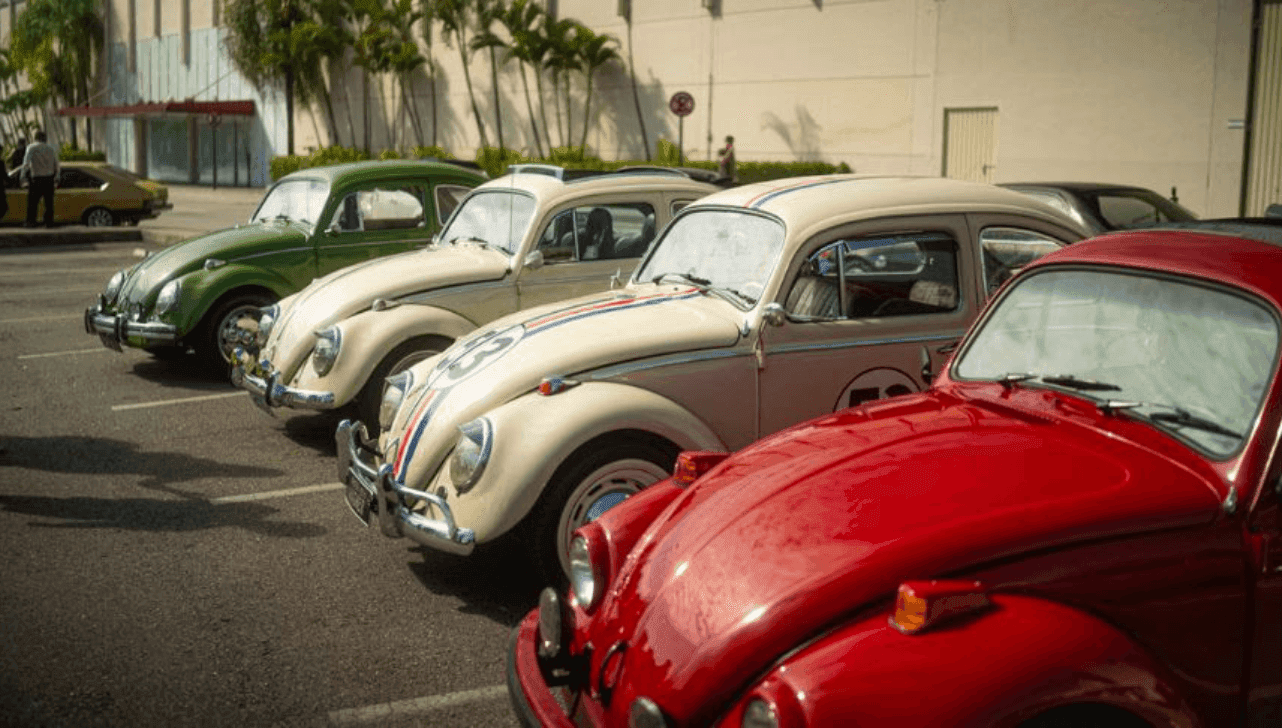 Carros têm modelos e cores variados