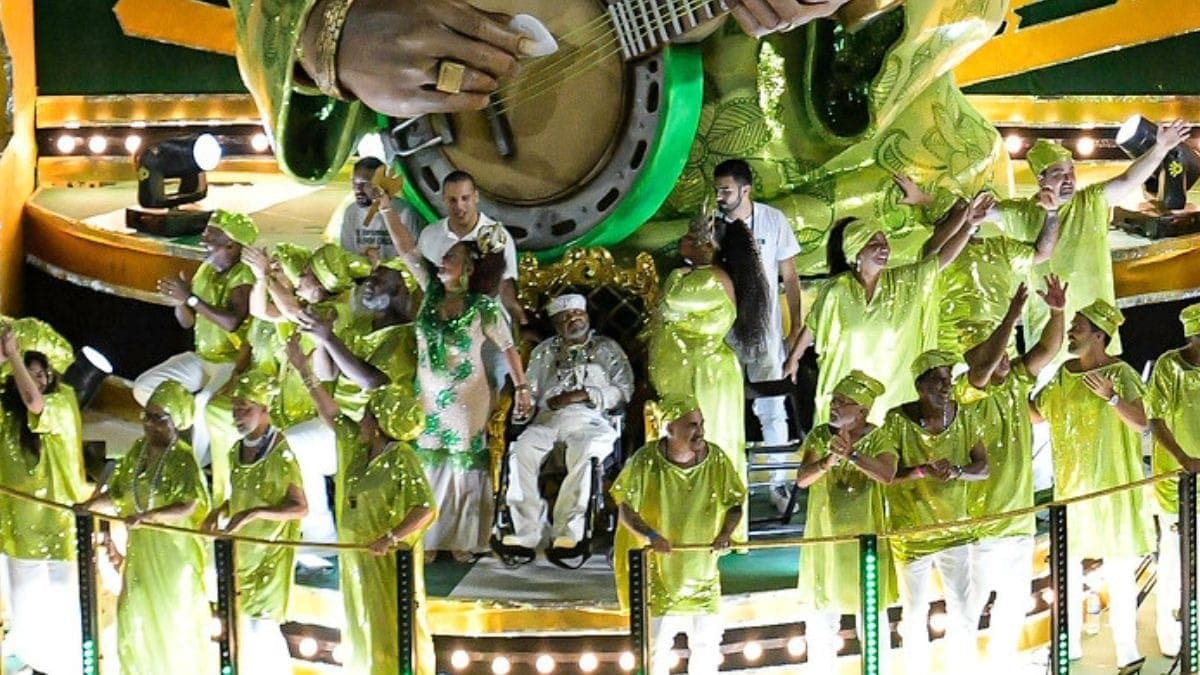 Arlindo Cruz desfilando pelo Império Serrano no primeiro dia do Grupo Especial do Rio