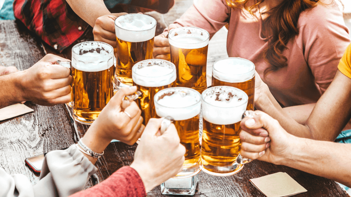 Cerveja vai ficar mais cara no Brasil a partir de 2027