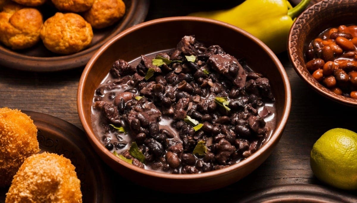 Feijoada é esnobada por lista gringa de melhores pratos com carne de porco