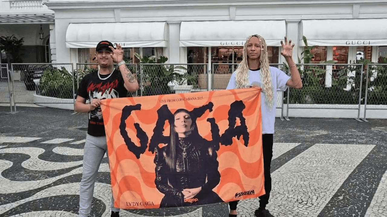 Fãs na porta do Copacabana Palace esperando uma aparição de Lady Gaga