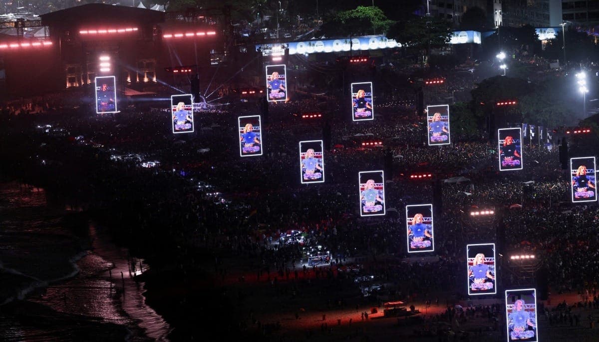 Fãs acompanham show de Lady Gaga na praia de Copacabana