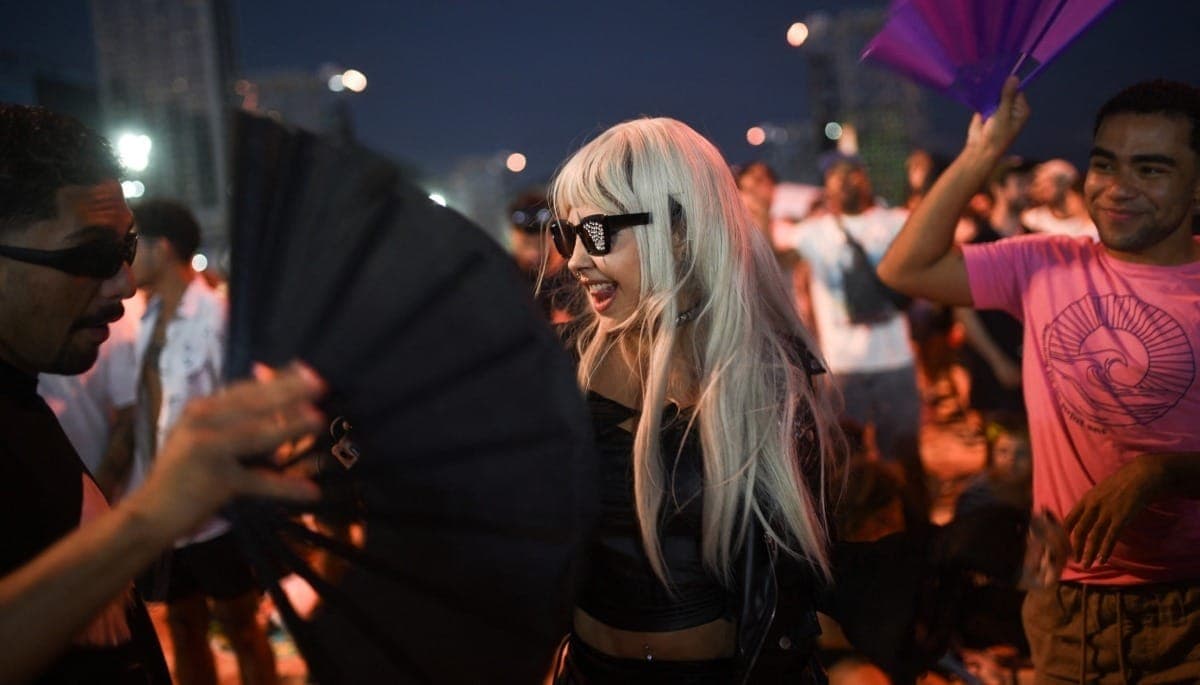 Fãs acompanham show de Lady Gaga na praia de Copacabana