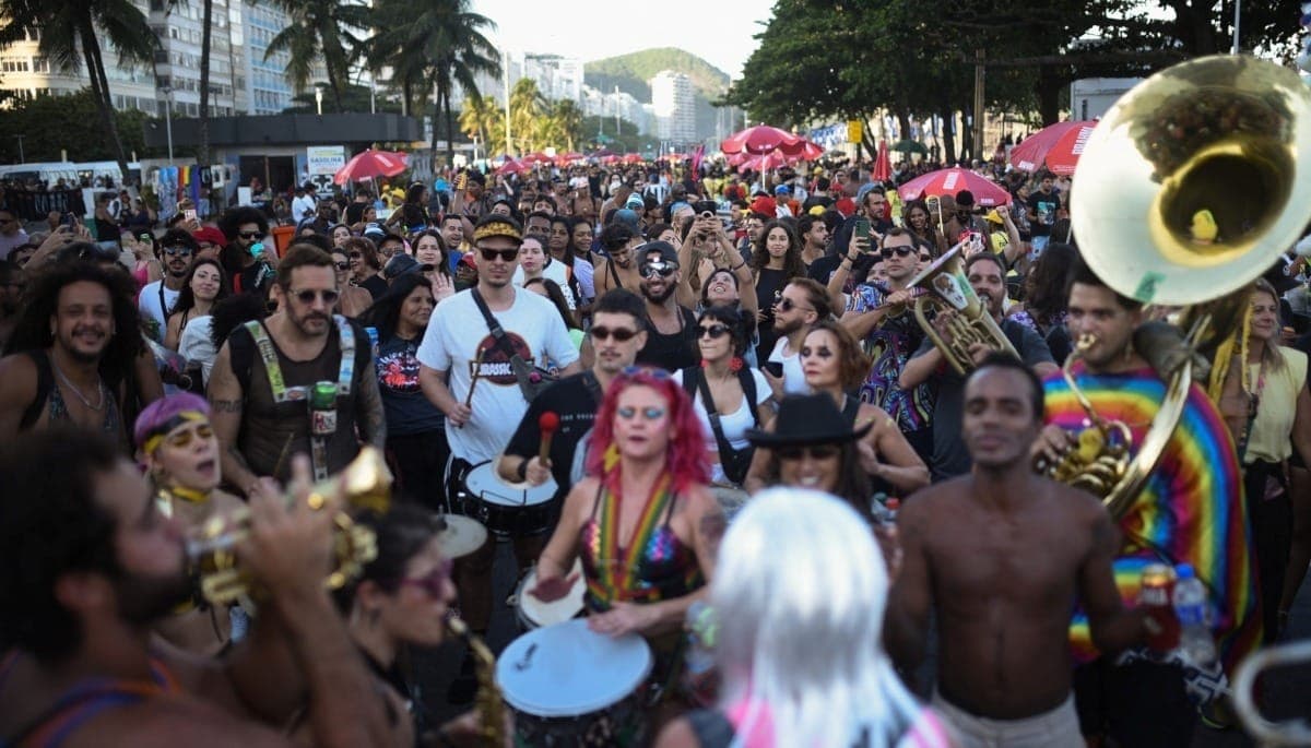 Fãs acompanham show de Lady Gaga na praia de Copacabana
