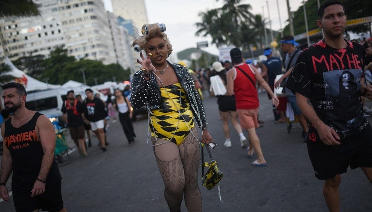 Fãs acompanham show de Lady Gaga na praia de Copacabana