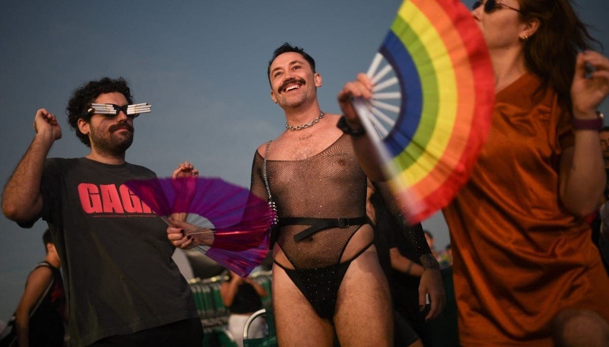 Fãs acompanham show de Lady Gaga na praia de Copacabana