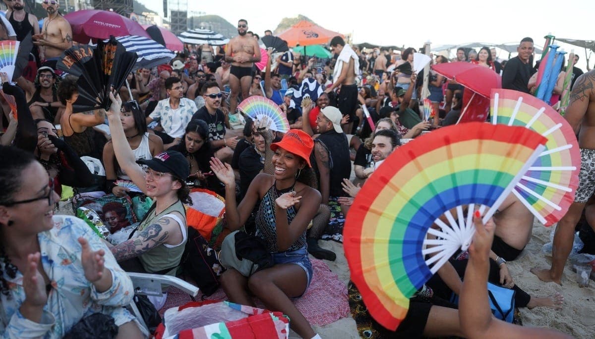 Fãs acompanham show de Lady Gaga na praia de Copacabana