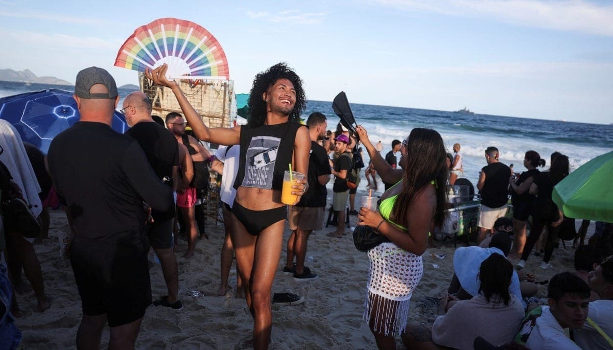 Fãs acompanham show de Lady Gaga na praia de Copacabana