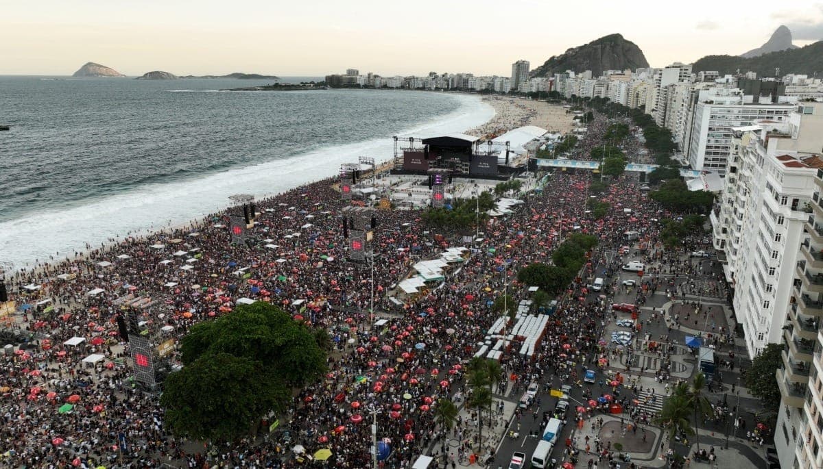Fãs acompanham show de Lady Gaga na praia de Copacabana