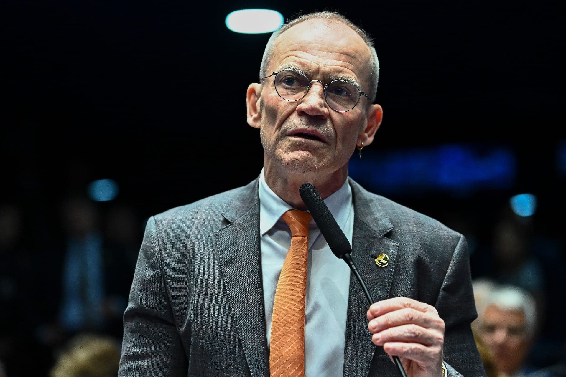 senador Fabiano Contarato (PT-ES) em pronunciamento na bancada do Senado