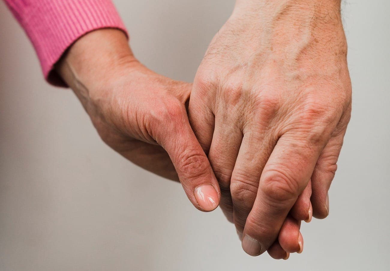 Viúvo se apaixona por mulher 40 anos mais jovem e diz “fechar os olhos” para possíveis traições