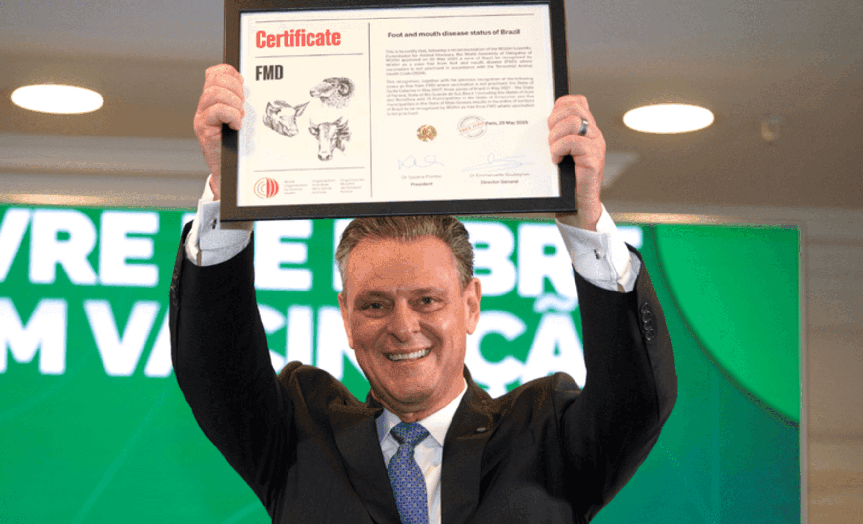 Ministro Carlos Fávaro recebe certificado de novo status sanitário