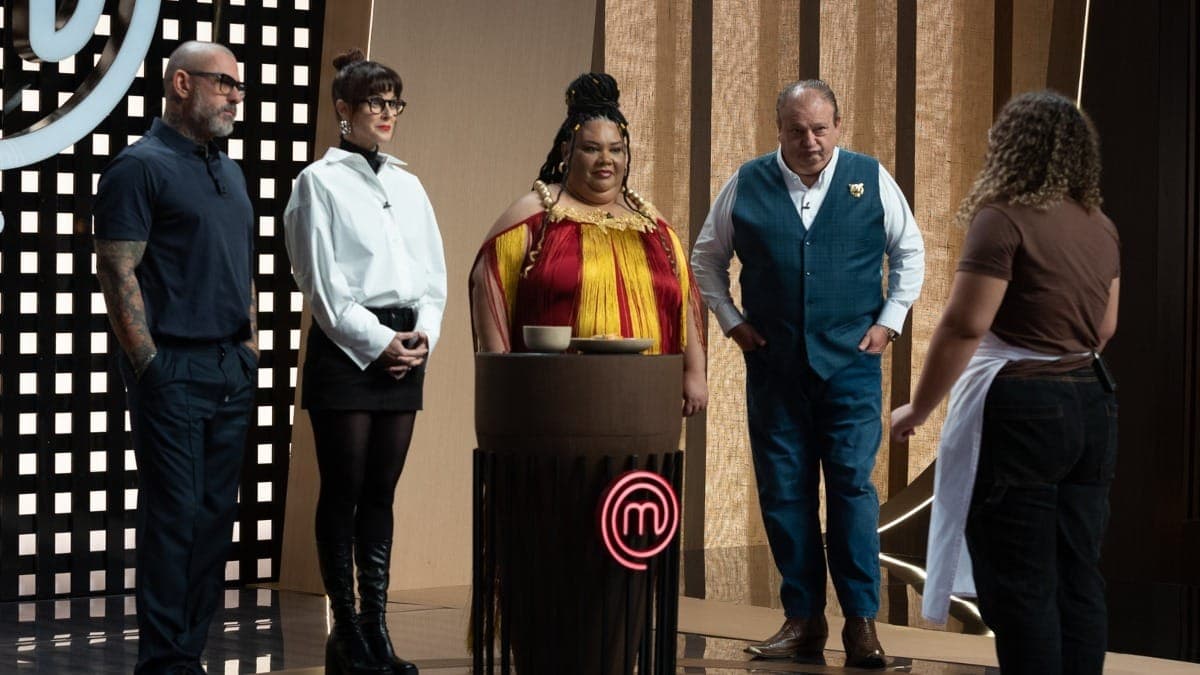 Chef Carmem Virgínia prova prato de Vitória no MasterChef