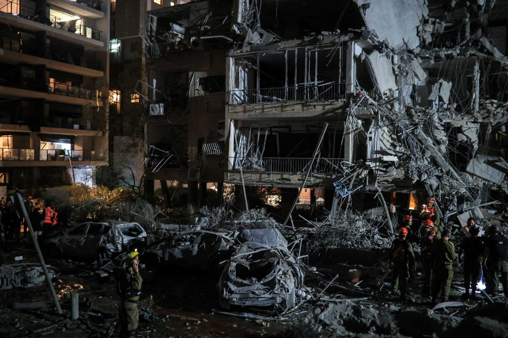 Destroços emRamat Gan, cidade em Israel atingida por mísseis iranianos