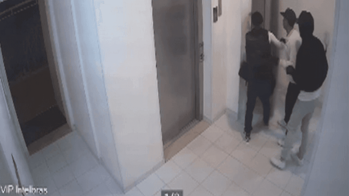 Bandidos se passam por moradores, invadem condomínio e roubam seis apartamentos em SP