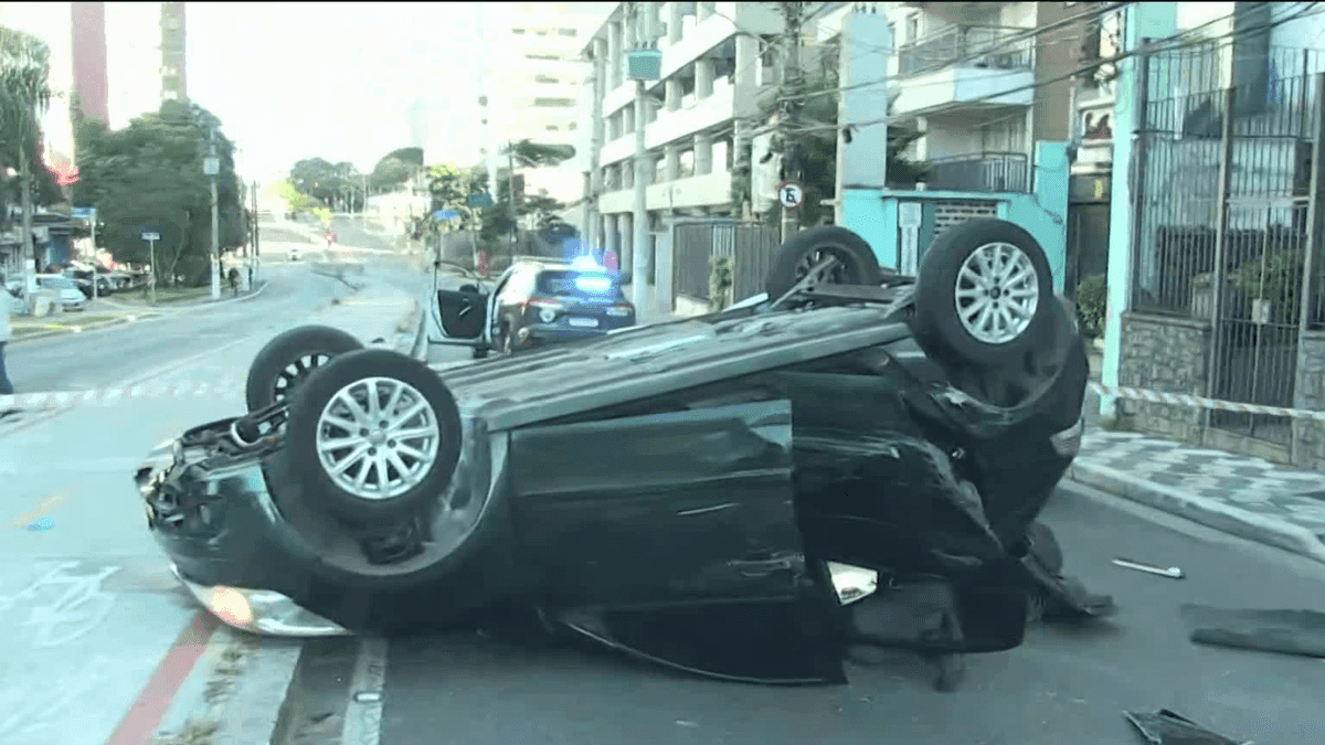 Suspeitos capotam carro após perseguição policial em São Paulo