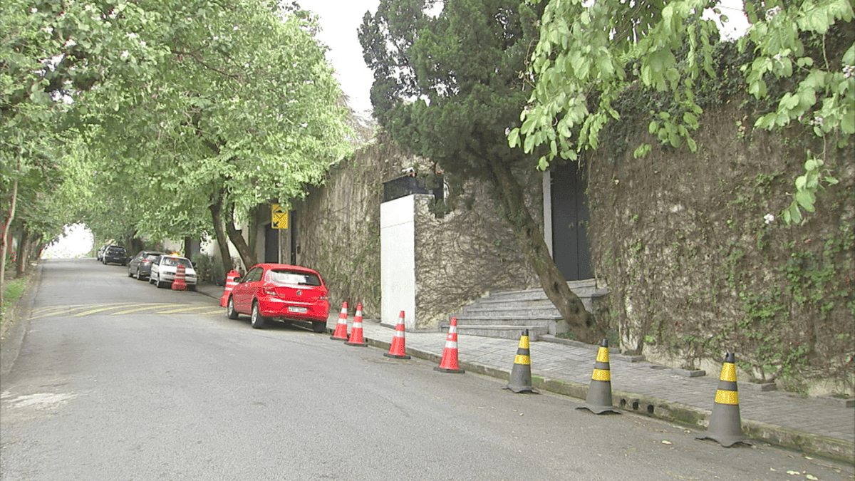 Quadrilha invade mansão e faz idosos e funcionários reféns em São Paulo