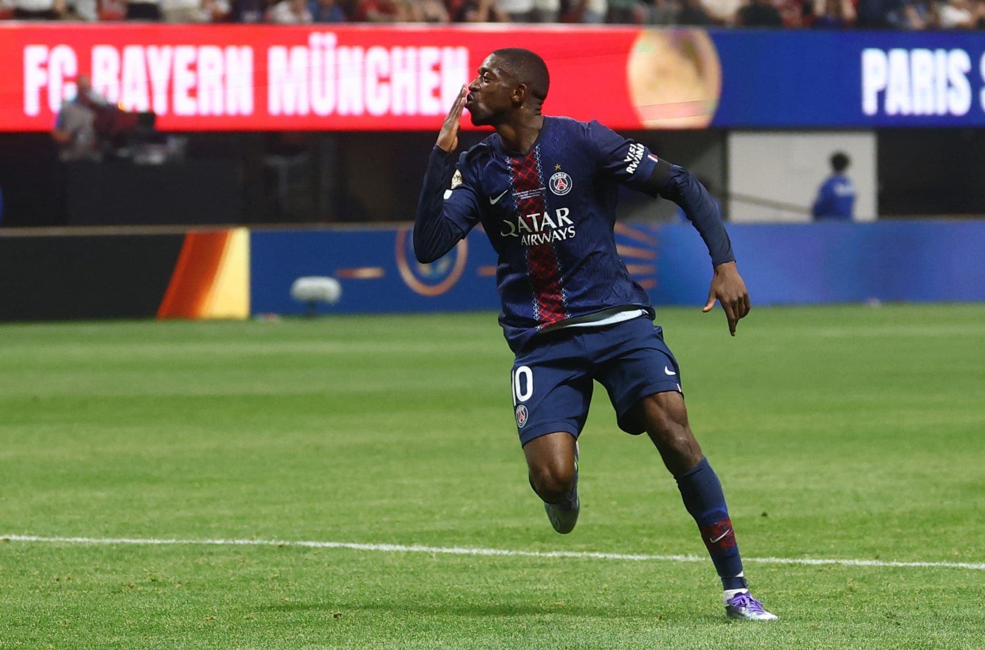 Ousmane Dembélé, lesionado e favorito ao prêmio, estará presente na cerimônia da Bola de Ouro 2025