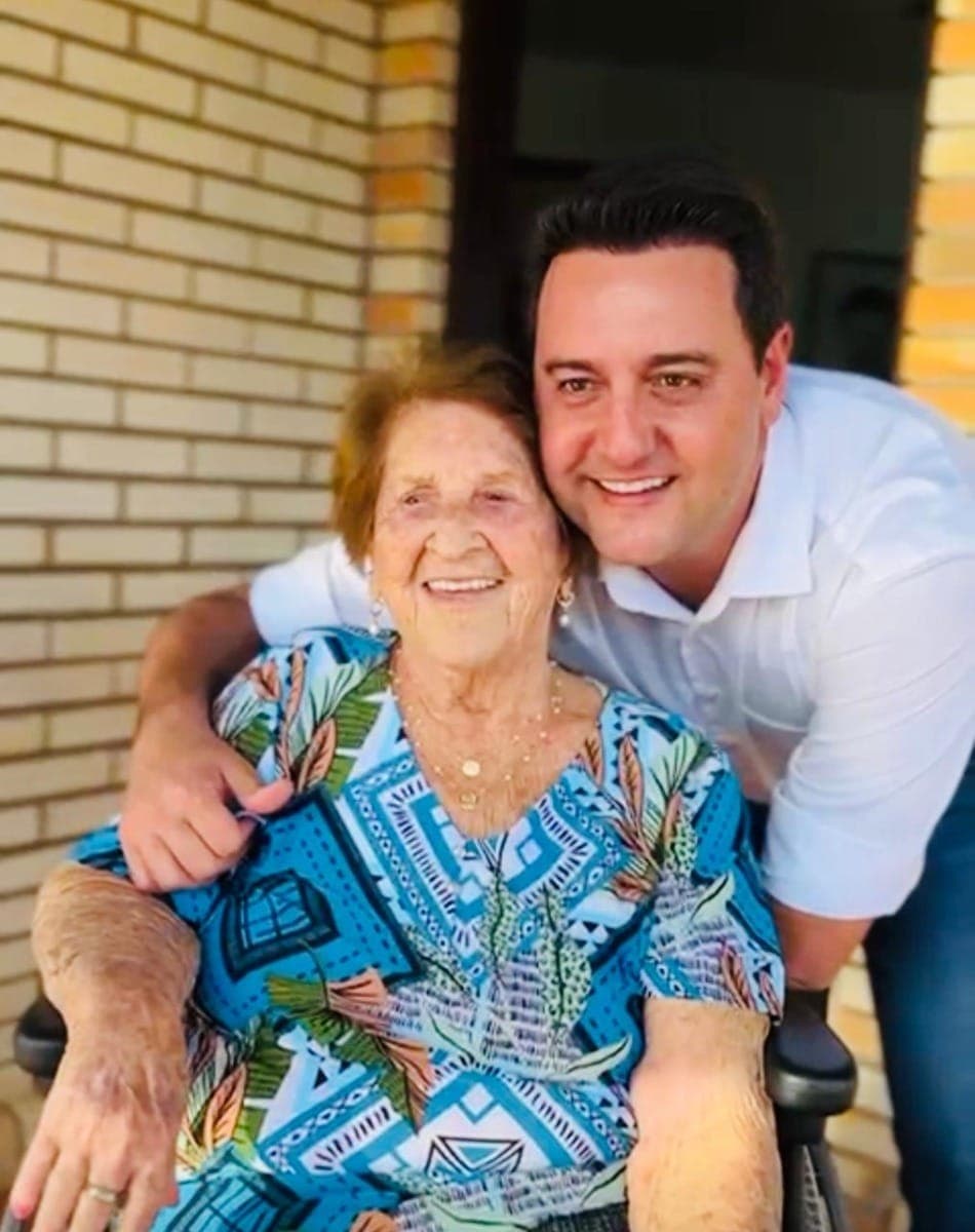 Governador do Paraná ao lado de dona Maria, sua avó