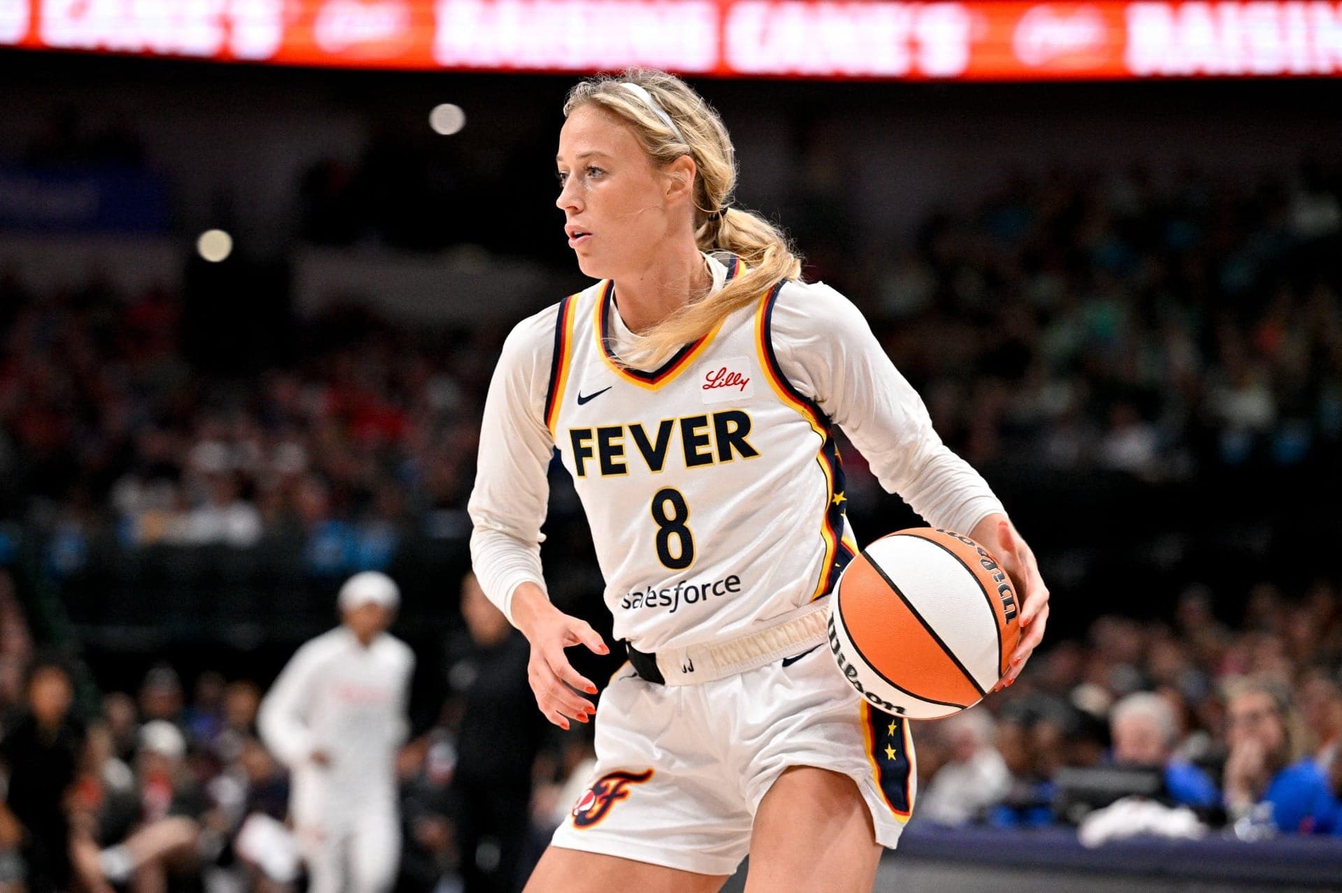 Sophie Cunningham, do Indiana Fever, quase foi atingida por um dos objetos