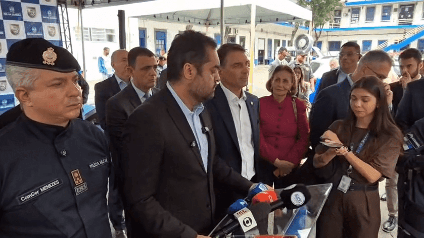 Ao lado do governador Cláudio Castro, Flávio Bolsonaro afirmou que a não participação do ex-presidente da República acarretaria no que classificou como "trágico destino"