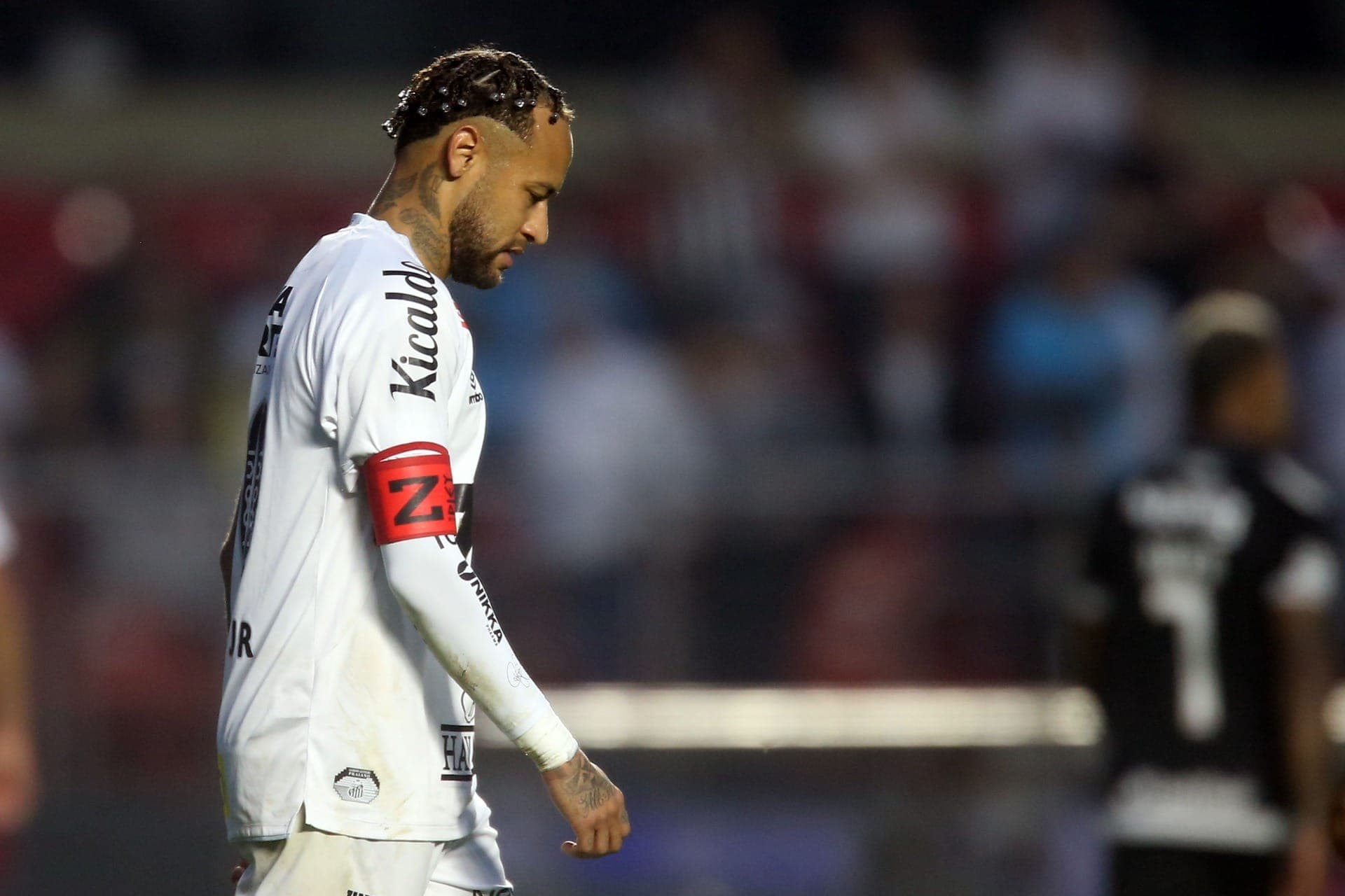 Neymar cabisbaixo na goleada do Vasco contra o Santos