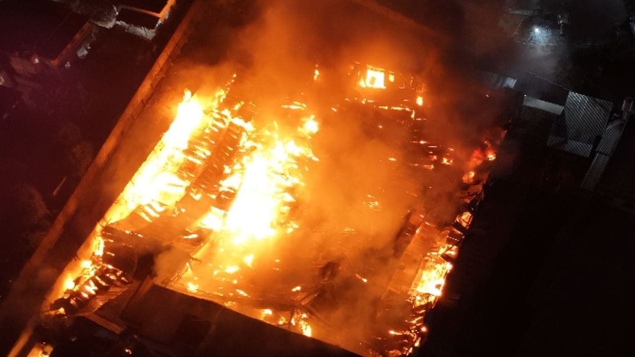 Galpão de gráfica pega fogo no bairro Cincão em Contagem; fumaça pode ser vista de longe