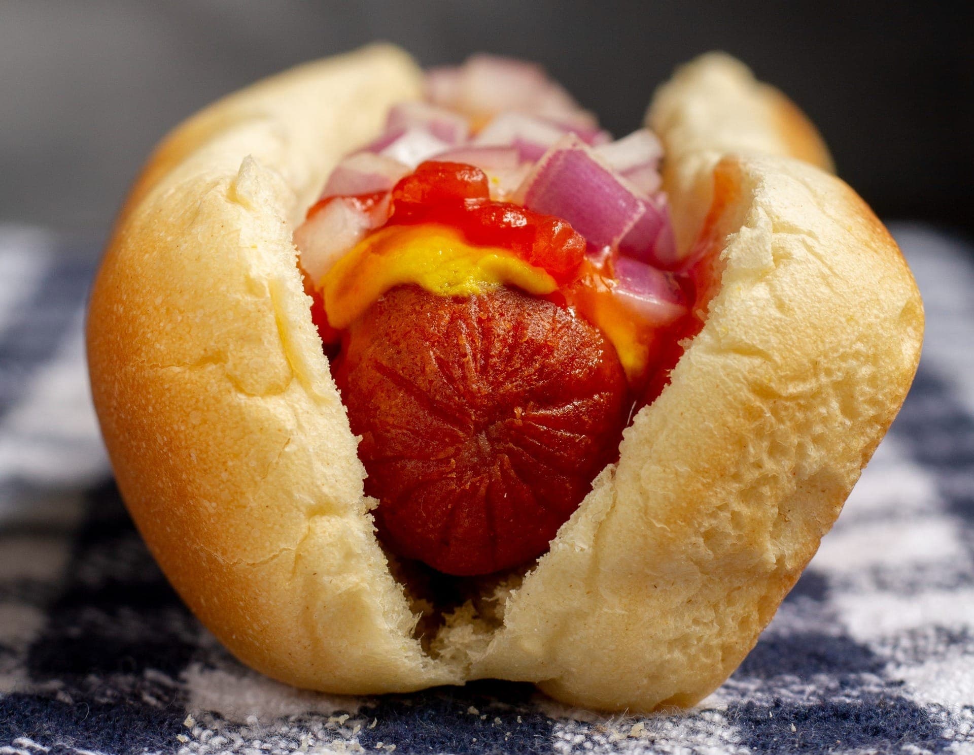 Cachorro-quente chegou no Brasil na década de 1920 e sem purê