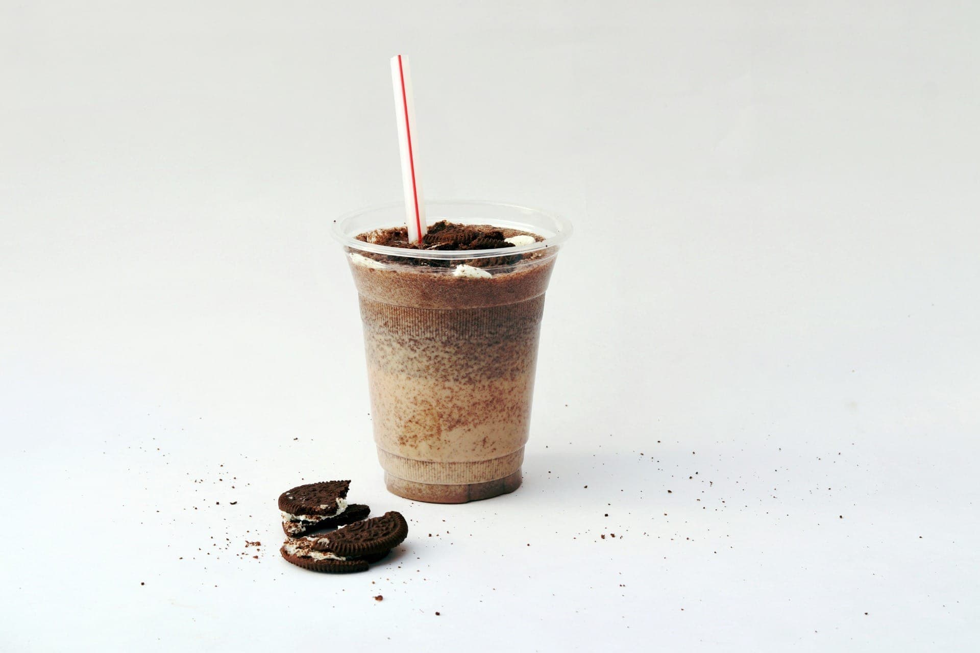 Milk-shake de cookies and cream caseiro é feito com apenas 4 ingredientes