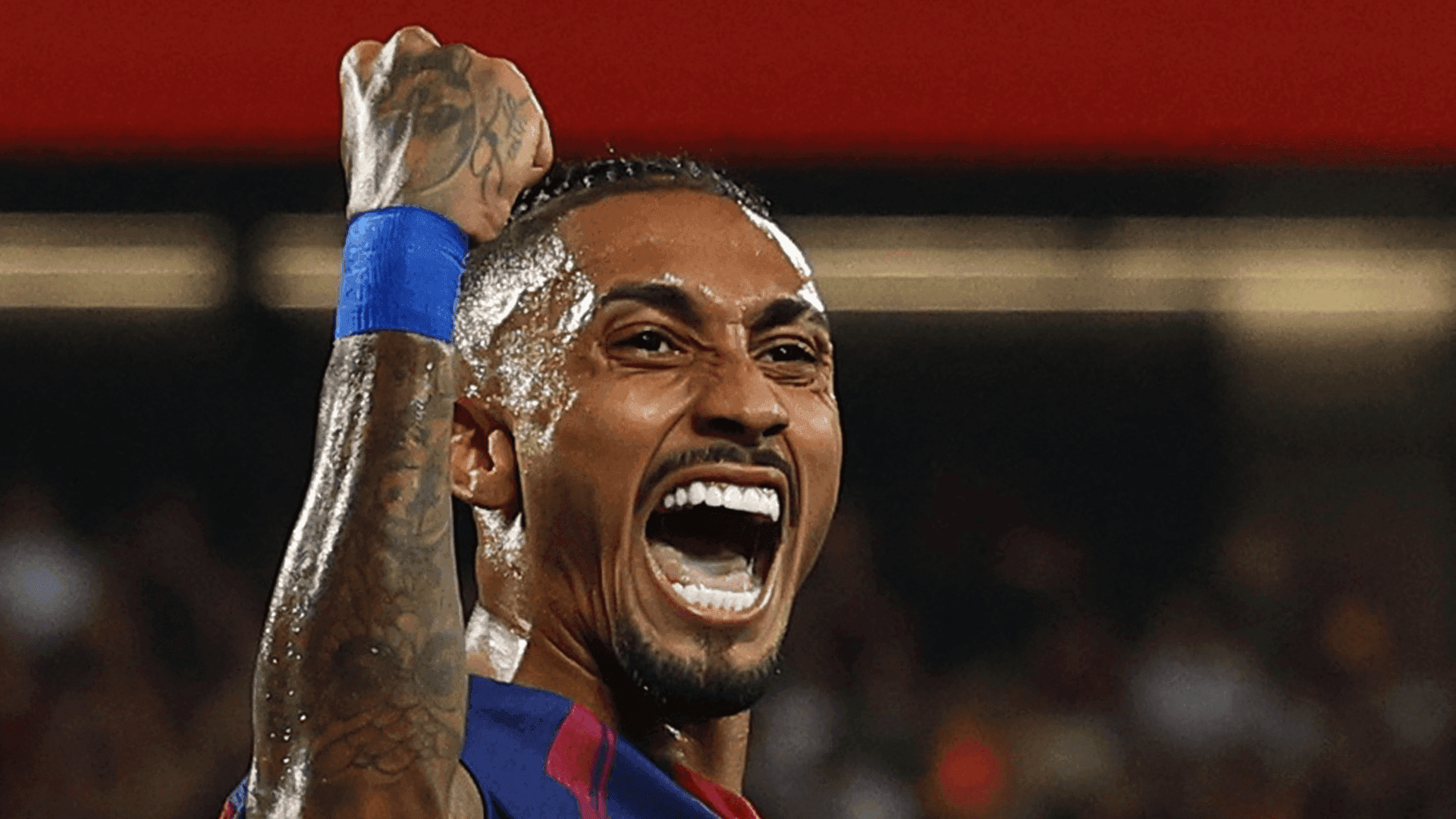 Raphinha comemora um dos dois gols na vitória do Barcelona por goleada sobre o Valencia