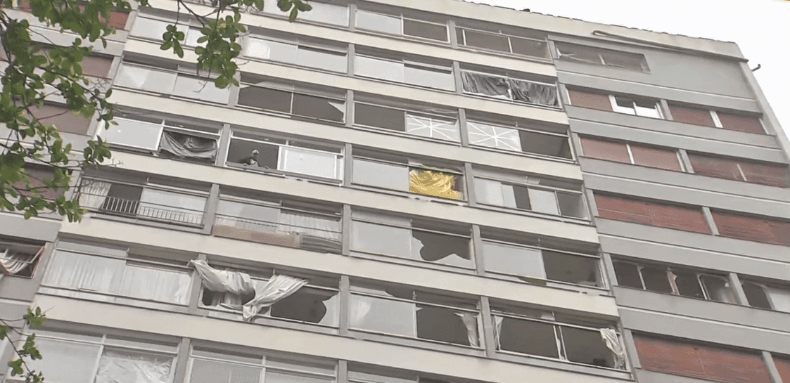 Chuvas estouram janelas de condomínio no Centro de SP