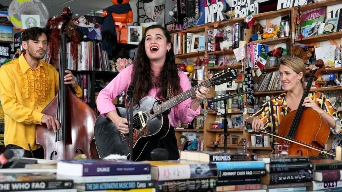 Sílvia Pérez Cruz em apresentação do Tiny Desk Concert da NPR, série musical intimista que inspira a versão brasileira.