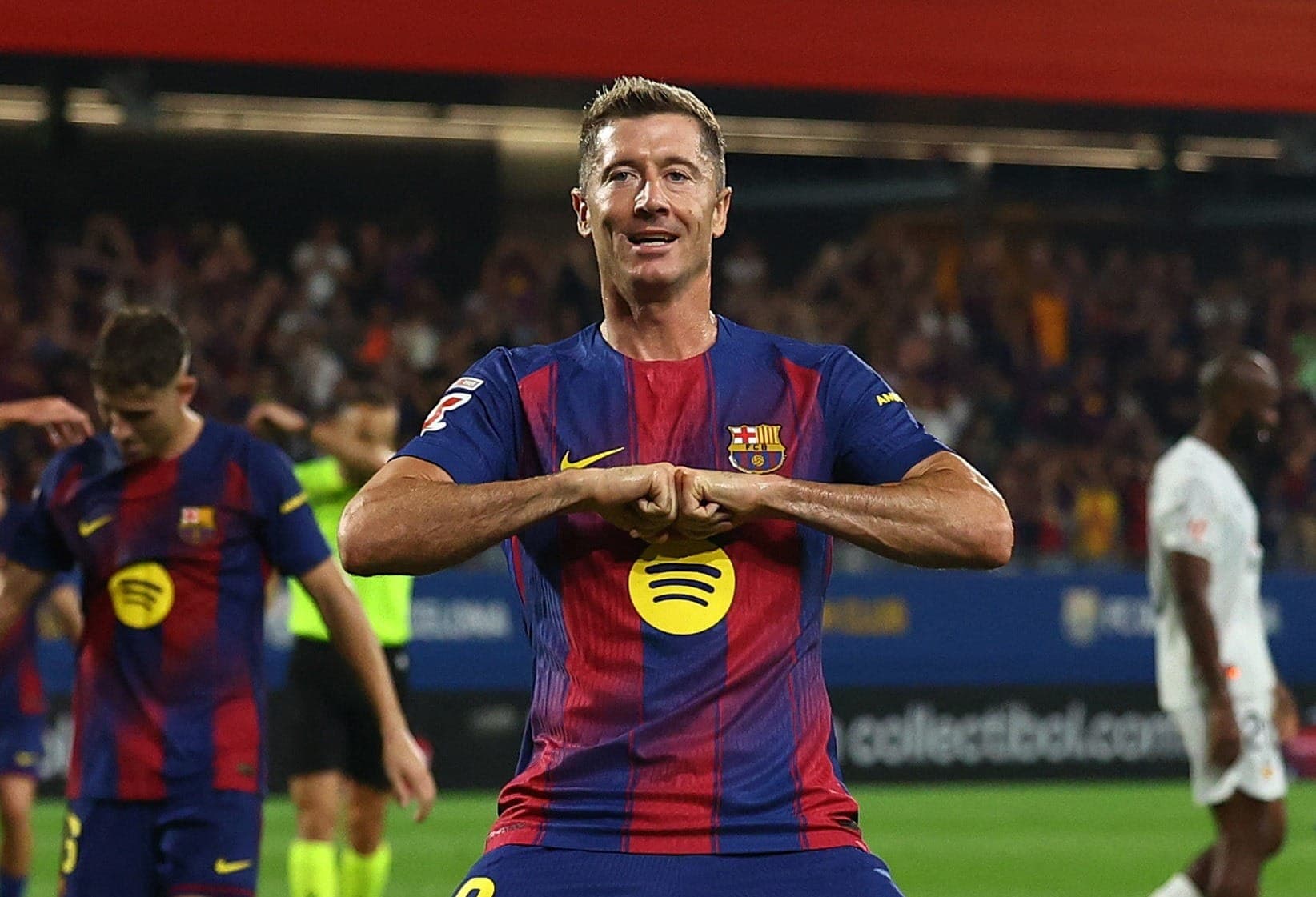 Lewandowski comemora gol do Barcelona