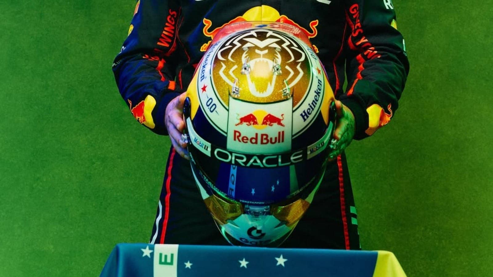 Equipamento faz parte de linha lançada pelo tetracampeão para a prova no Autódromo de Interlagos